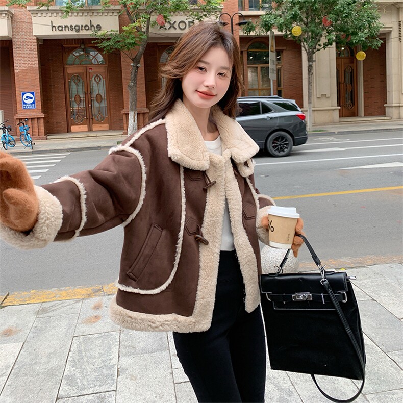 现货：新款冬装休闲高级感牛角扣皮毛一体外套2C135-6826P185K278，女装皮草，2C135