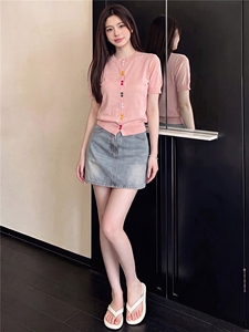 韩系温柔风时尚运动休闲套装女夏圆领彩色纽扣上衣牛仔短裙两件套图片 韩系温柔风时尚运动休闲套装女夏圆领彩色纽扣上衣牛仔短裙两件套图片