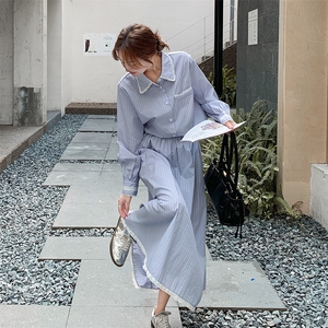小清新蓝色条纹衬衫半身裙套装女春秋ootd穿搭两件套大方得体穿搭图片