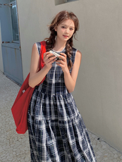 复古格子连衣裙女2025夏新款休闲俏皮韩版无袖显瘦过膝长裙送包包，女装连衣裙，诺蝶