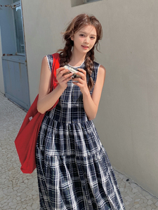 复古格子连衣裙女2025夏新款休闲俏皮韩版无袖显瘦过膝长裙送包包图片