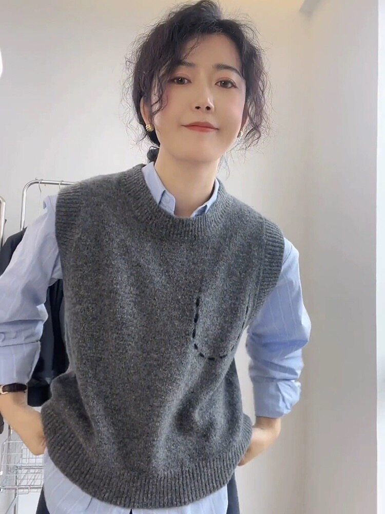 灰色叠穿圆领针织马甲女秋冬外搭刺绣毛衣坎肩小个子羊毛背心，女装马甲，雪真羊绒