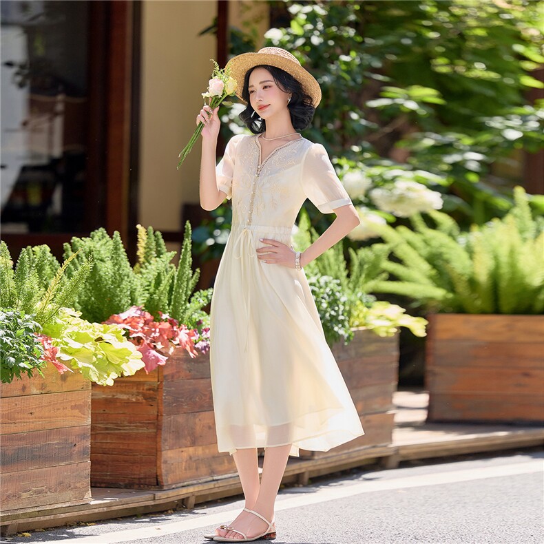 气质贵夫人刺绣天丝连衣裙女2026夏季新款高级感时尚巨好看收腰裙,女装连衣裙,水衣源