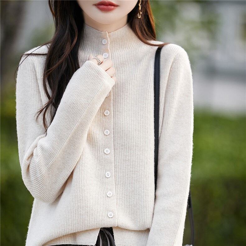 2025年秋季宽松型通勤时尚百搭通勤半高领多扣开衫，女装羊毛衫，片语羊绒