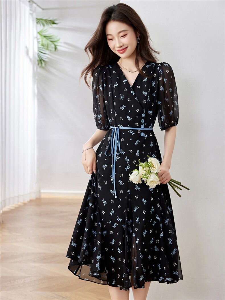高级感小碎花连衣裙女2025夏季新款V领气质收腰修身洋气减龄裙子,女装连衣裙,布芭啦