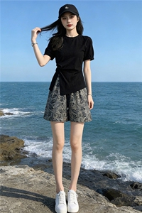 高级感时尚潮流套装女夏新款显瘦圆领开叉上衣阔腿提花短裤两件套图片