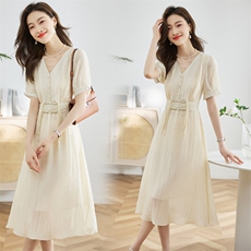 现货新款2024年g风扣子收腰天丝气质连衣裙，女装连衣裙，采品优优