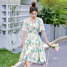 甜美减龄碎花连衣裙女2025夏新款气质V领小个子收腰显瘦印花裙子，女装连衣裙，盈茜