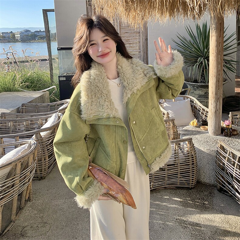 绿色皮毛一体羊羔毛外套女2025冬季新款设计感保暖加厚小个子夹克,女装毛呢外套,2C113
