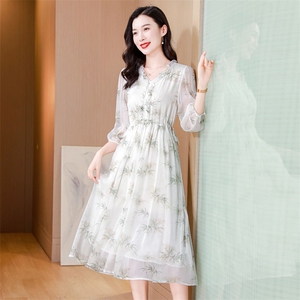 妈妈气质V领白色真丝连衣裙女春夏2025新款海边度假显瘦桑蚕丝裙图片