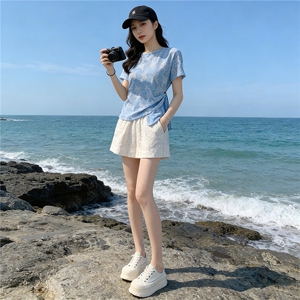 女夏新款时尚减龄套装圆领侧绑带晕染设计短袖上衣蕾丝短裤两件套图片