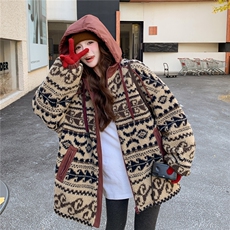 现货费尔岛印花环保羊羔毛拼接连帽90绒2C282-201P255K388，女装羽绒服，2C282