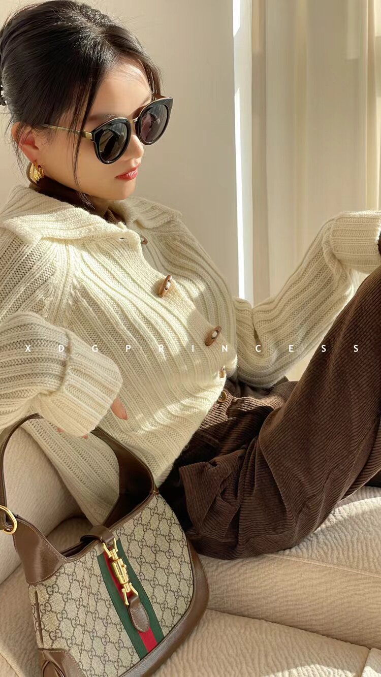 秋冬款时尚翻领开衫女抽条牛角扣纯色百搭外套,针织衫/毛衣,半城羊绒