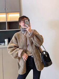新款压花皮毛一体外套图片