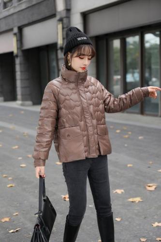 撞色羽绒服图片