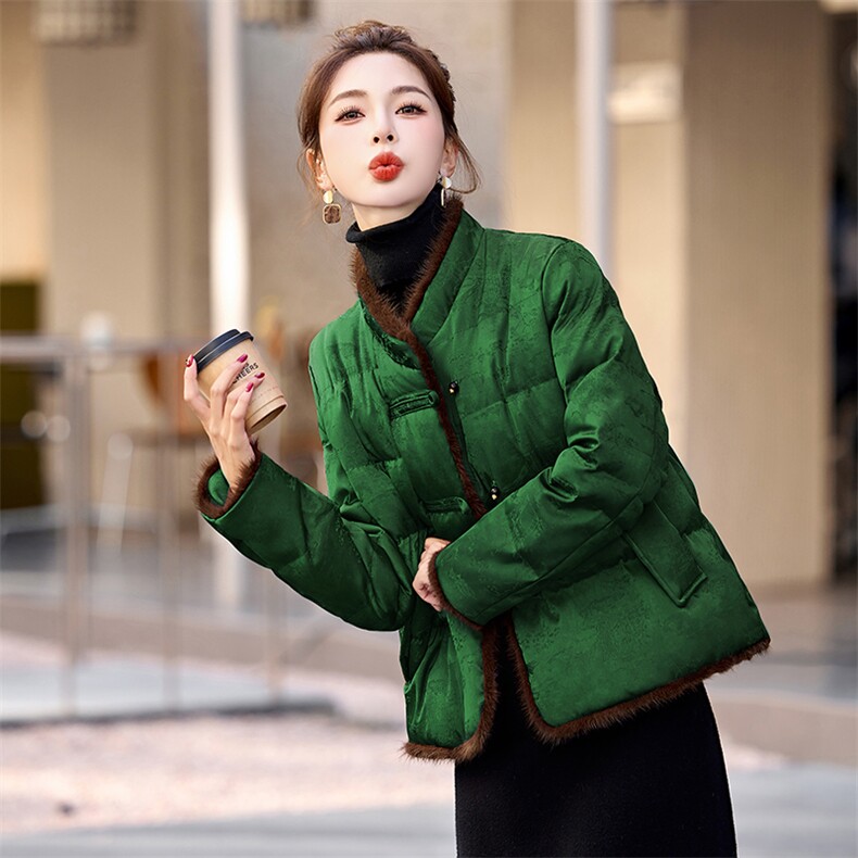 新中式G风羽绒服女2025冬新款今年流行独特漂亮短款红色盘扣外套,女装羽绒服,伊仟回