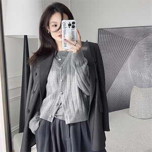 时尚百搭V领弹力羊毛开衫女款修身显瘦长袖针织衫外套图片