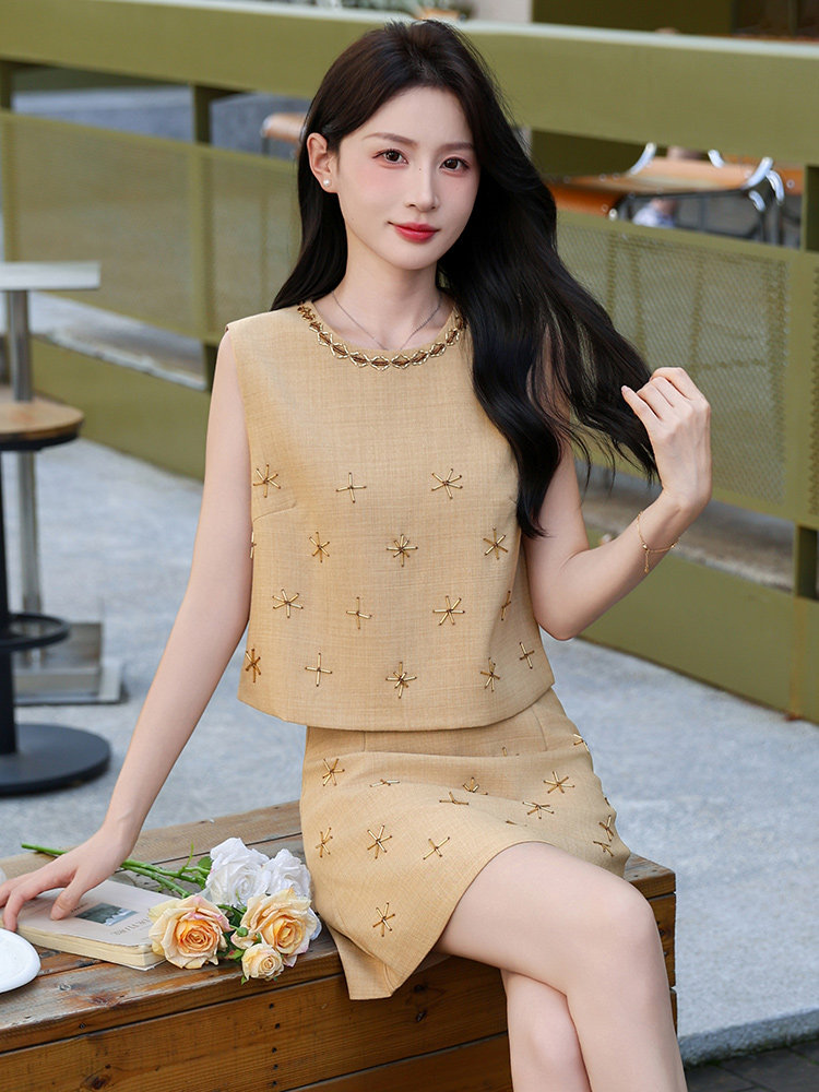 刺绣灰色无袖马甲背心半身裙套装女夏巨好看两件套小众设计感爆款,女装套装/套裙,心心服饰
