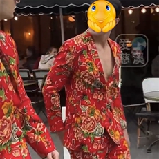 红色