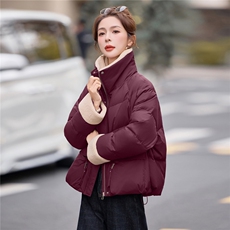 羊羔毛拼接短款白鸭绒羽绒服女2025冬新款加厚保暖，女装羽绒服，余墨
