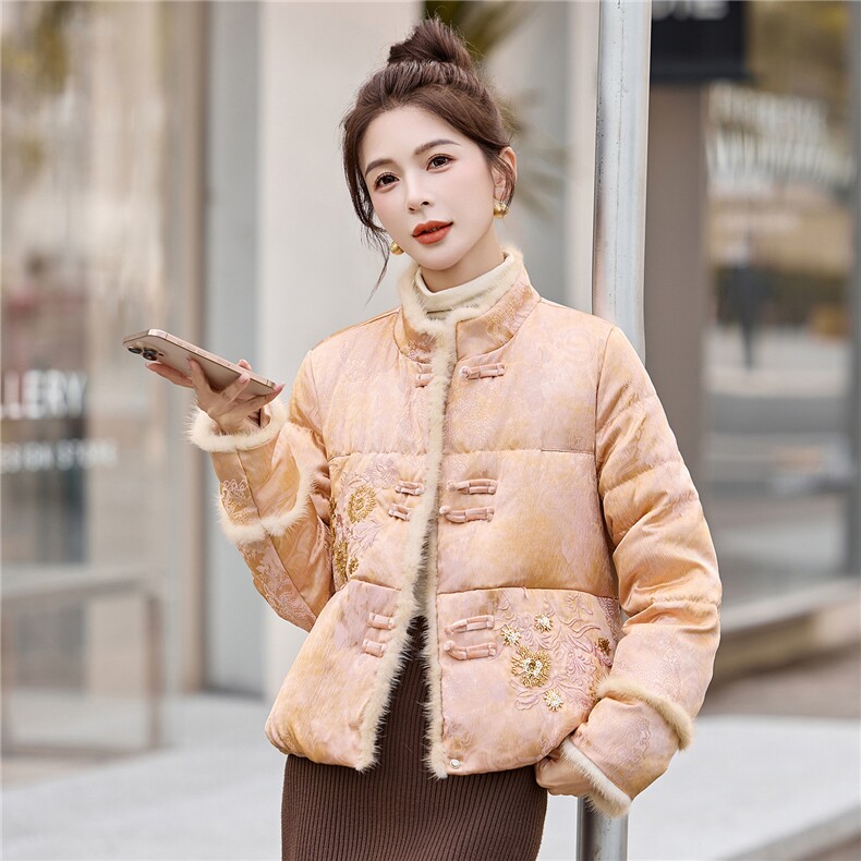 保暖2025年冬季新款刺绣手工穿钻高档拼貂毛边羽绒服,女装羽绒服,布芭啦