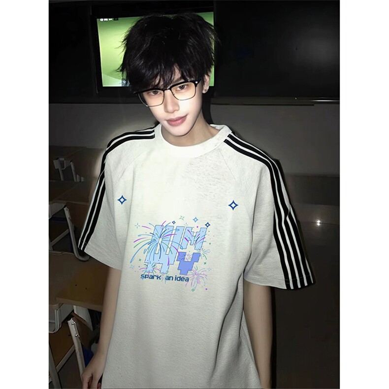 抖音得物品质二开240克宽松纯棉美式潮牌印花三条杠中性风短袖T恤图片
