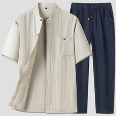 浅灰上衣+藏蓝裤子
