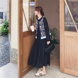 刺绣碎花马甲黑色连衣裙两件套女春秋2025新款轻熟小众不撞款裙子图片