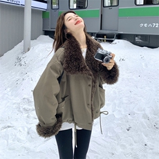 军绿色羊羔毛拼接派克服女2025年冬季新款设计感加绒加厚工装棉服，女装皮草，2C193