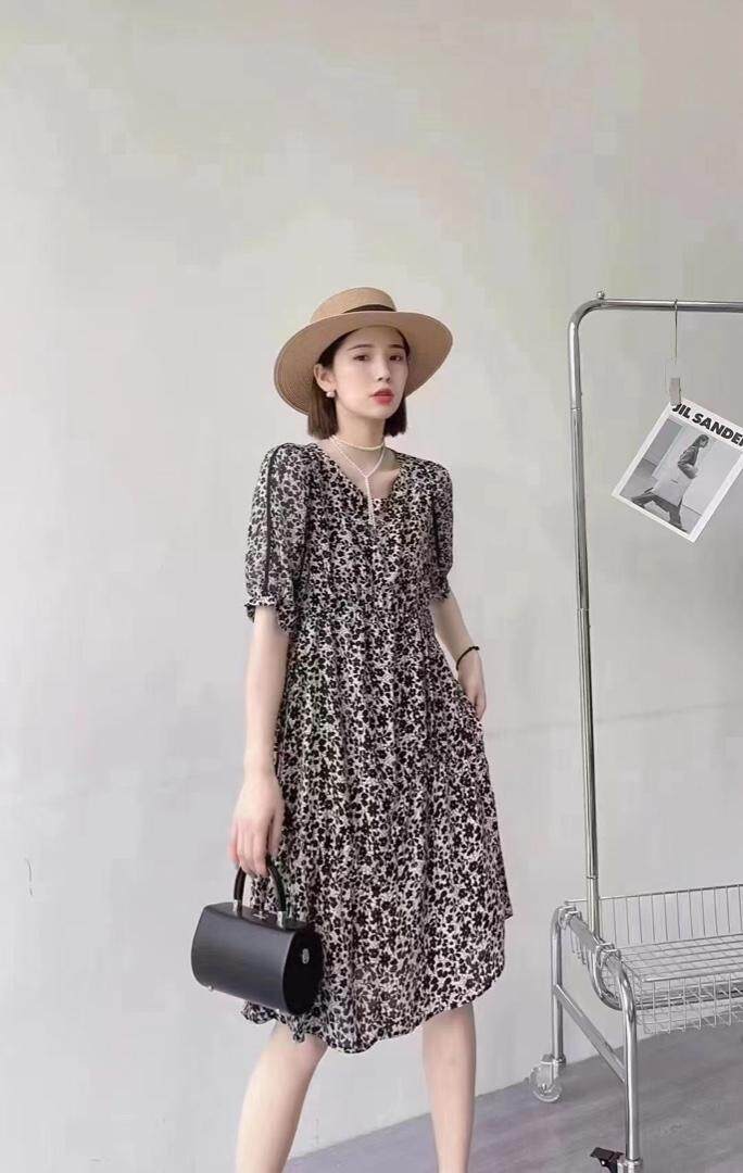 韩版碎花连衣裙，女装连衣裙，依多坊