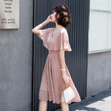 夏装2021新款女气质显瘦法式高腰V领大摆复古仙碎花连衣裙，女装连衣裙，瑶迪依秀