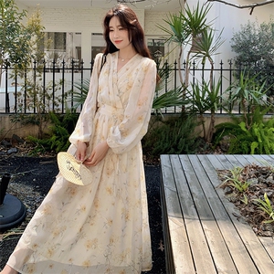 茶歇法式v领碎花连衣裙女2025夏季新款小心机露腰气质显瘦长裙潮图片