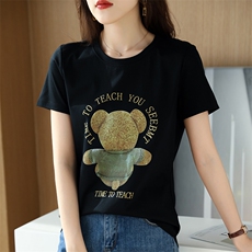 小熊背影烫画夏季时尚小众个性棉T，女装T恤，元素羊绒