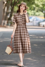 时尚收腰格子气质连衣裙女2025夏装新款妈妈大码洋气休闲棉麻裙子，女装大码女装，依万里