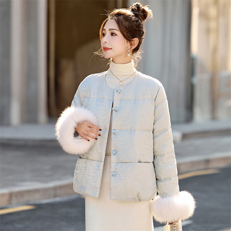【现货】新中式提花羽绒服女2024冬季新款高级真狐狸毛白鸭绒外套,女装羽绒服,润尚靓点