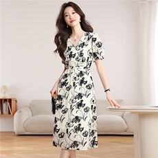 2026夏季新款法式V领水墨印花连衣裙收腰显瘦泡泡袖茶歇裙中长款，女装连衣裙，艾米