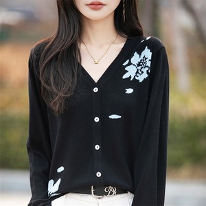 V领拼色精纺羊毛开衫女春秋玫瑰花长袖针织外套毛衣宽松休闲上衣