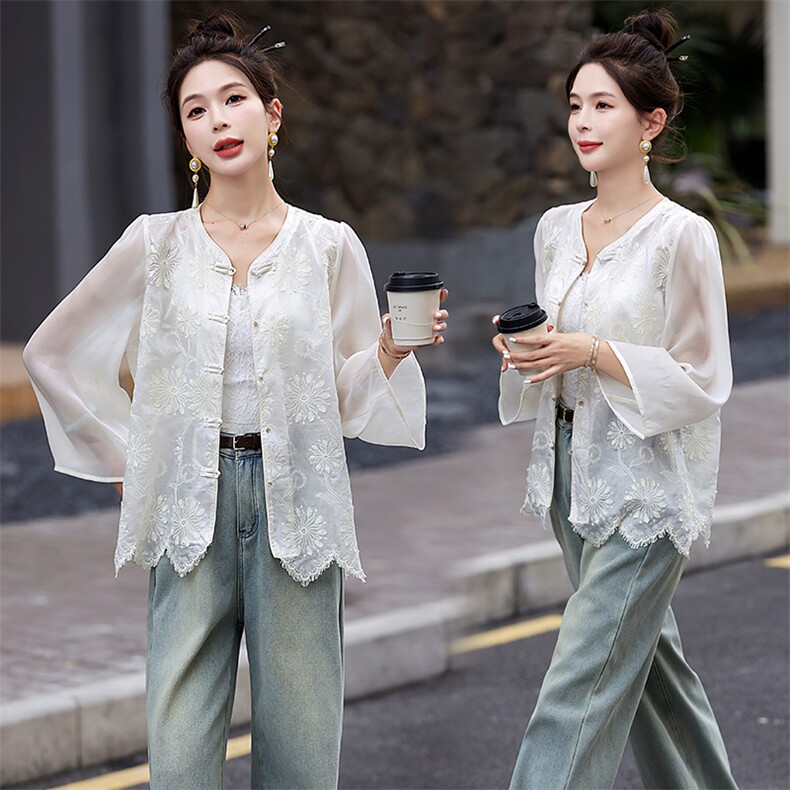 现货！提花喇叭袖盘扣小个子薄款开衫不规则花边下摆百搭时尚外套，女装短外套，墨羽桐