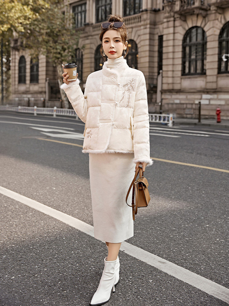 现货2025年冬季新款盘扣刺绣羽绒服真毛羽绒服外套,女装羽绒服,伊仟回