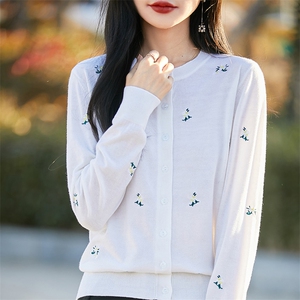 2025春精纺羊毛新款圆领茄子提花开衫女宽松百搭长袖外搭外套上衣图片