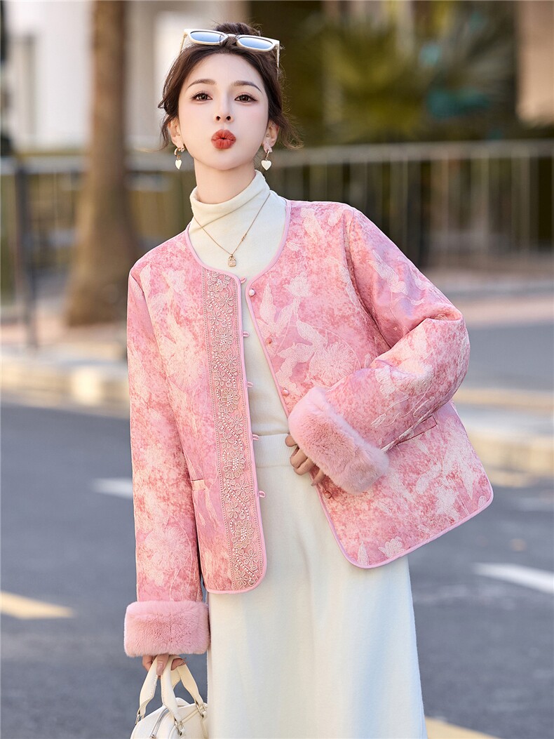 2025年潮冬季真狐狸毛重工刺绣钉珠短款新中式羽绒服新款,女装羽绒服,伊仟回