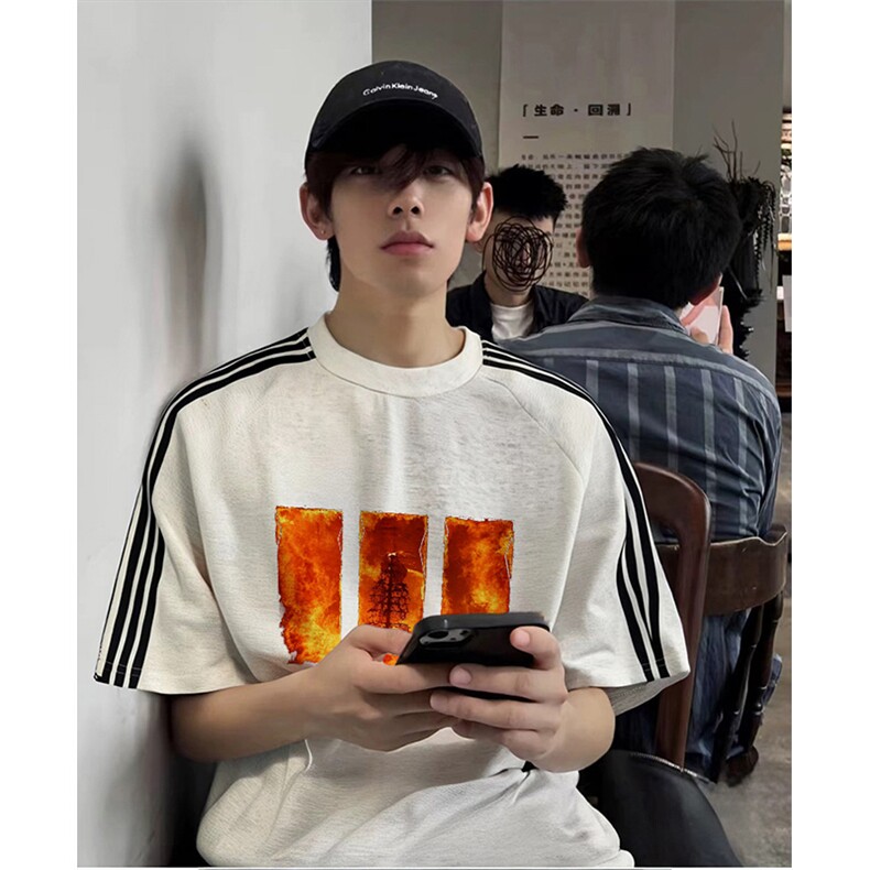 抖音得物品质二开240克宽松纯棉美式潮牌印花三条杠中性风短袖T恤,男装T恤,电商A486