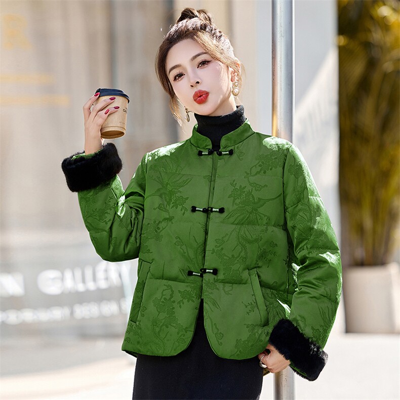 新中式G风羽绒服女2025冬新款今年流行小个子短款亮色盘扣外套,女装羽绒服,衣之秀