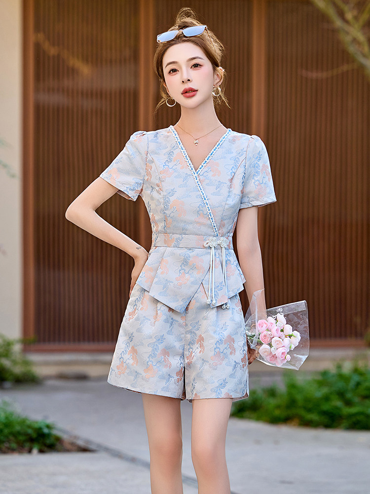 2025新重工提花改良新中式套装女短袖V领盘扣上衣短裤时尚两件套,女装套装/套裙,玖莱伊
