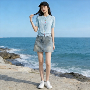欧货时尚设计感套装女夏新款圆领彩色纽扣针织衫短袖牛仔裙两件套图片
