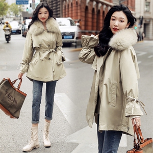 时尚保暖女士羽绒服 冬季新款宽松收腰设计 高品质白鸭绒填充 可拆卸毛领 显瘦百搭外套图片