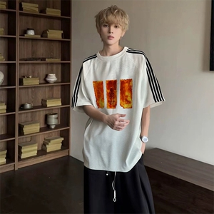 抖音得物品质二开240克宽松纯棉美式潮牌印花三条杠中性风短袖T恤图片