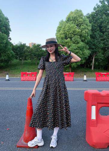 后V领连衣裙，女装连衣裙，last name