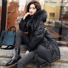玫红色羽绒服女中长款90白鸭绒毛领外套【高仿毛的下架】，女装羽绒服，鑫源服饰