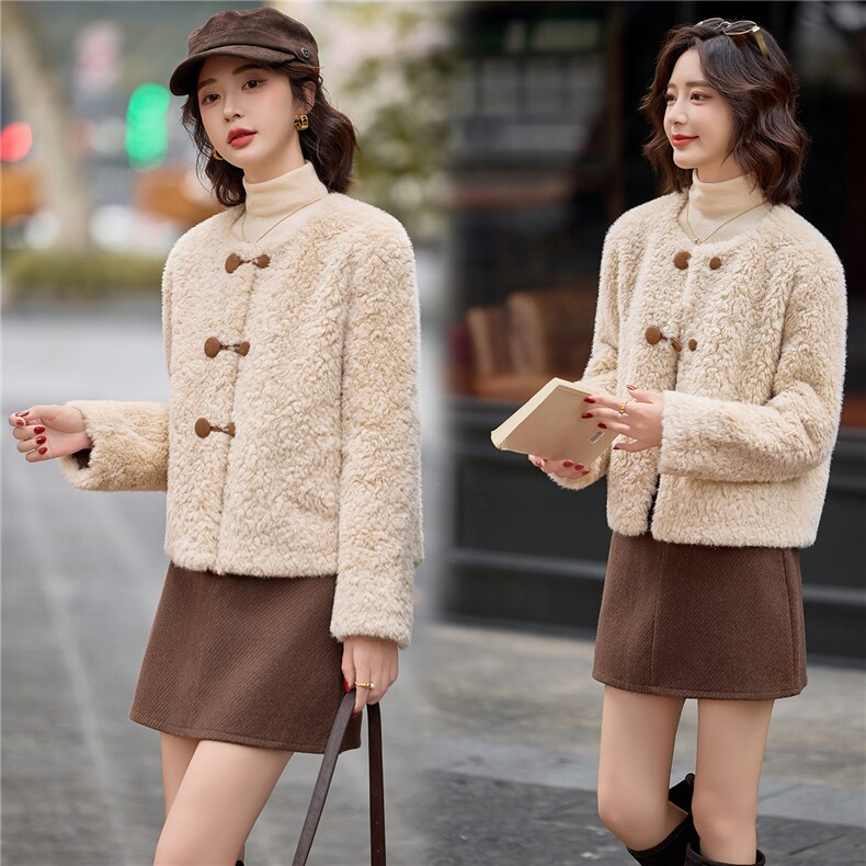 2025年冬季新款羊羔毛复鸡皮绒小香风外套门襟双排扣点缀时尚女装，女装羊羔毛/颗粒绒，贝蕾酷儿